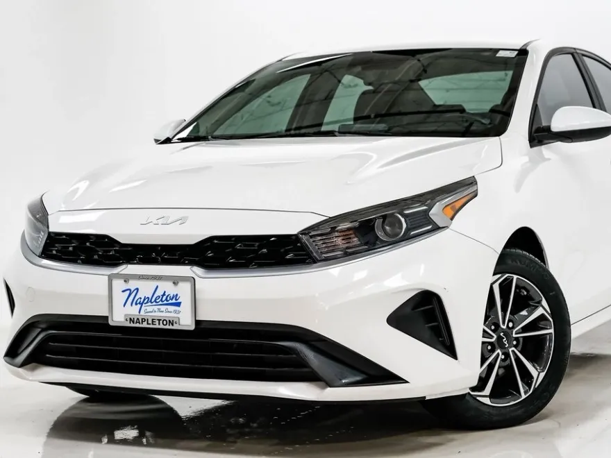 2023 Kia Forte LXS photo 1