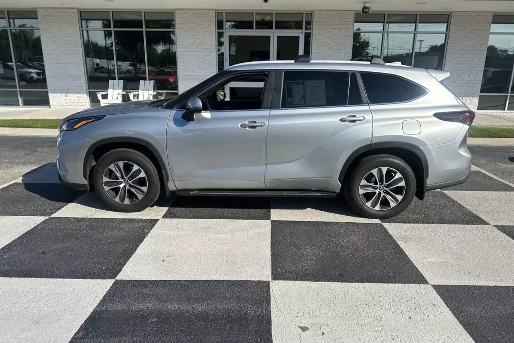 2024 Toyota Highlander XLE photo 1
