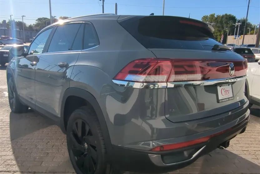 2024 Volkswagen Atlas Cross Sport SE Technology photo 1