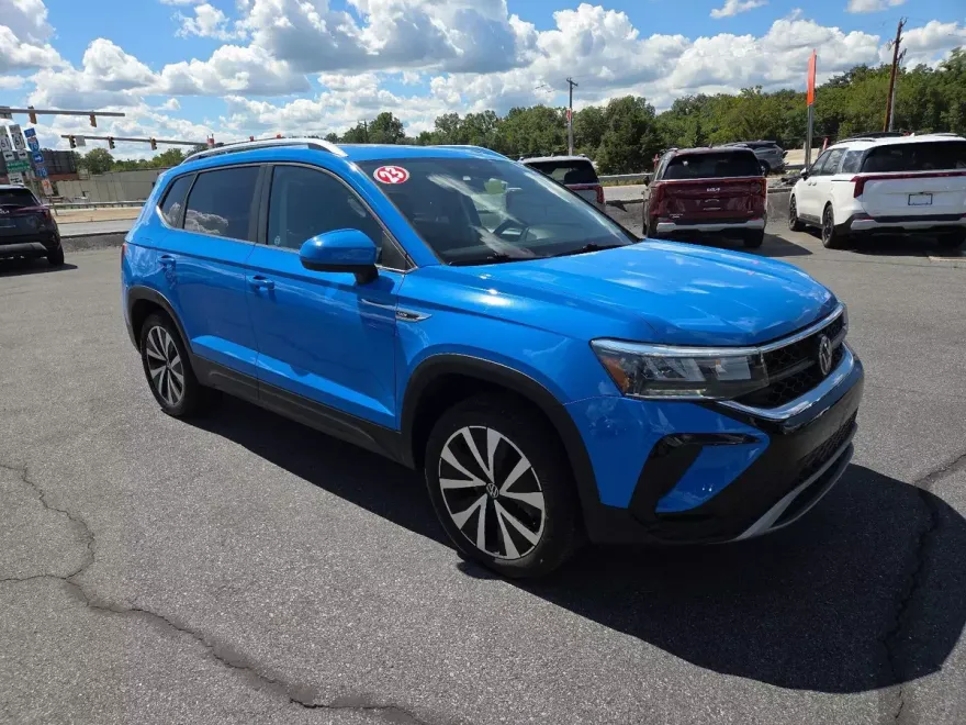 2023 Volkswagen Taos SE photo 1