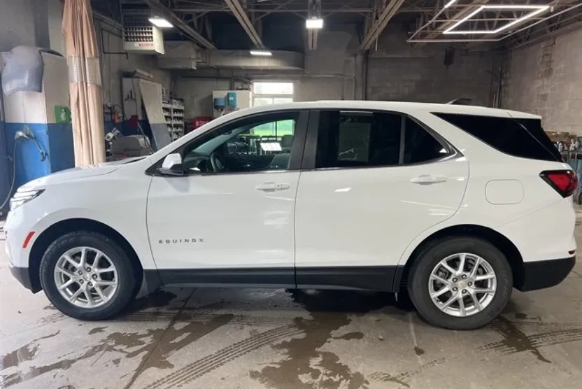 2023 Chevrolet Equinox LT photo 1