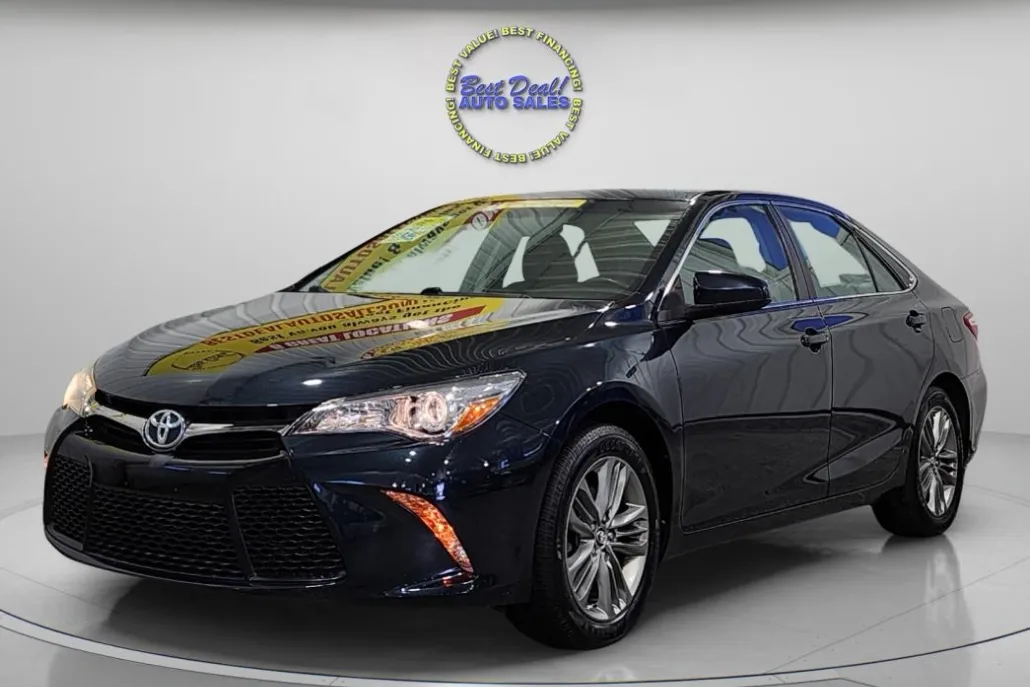 2017 Toyota Camry SE photo 1