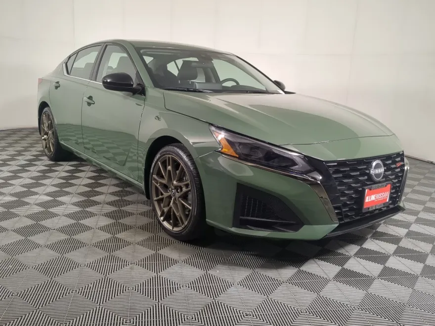 2025 Nissan Altima SR photo 1