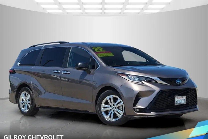 2022 Toyota Sienna XSE photo 1