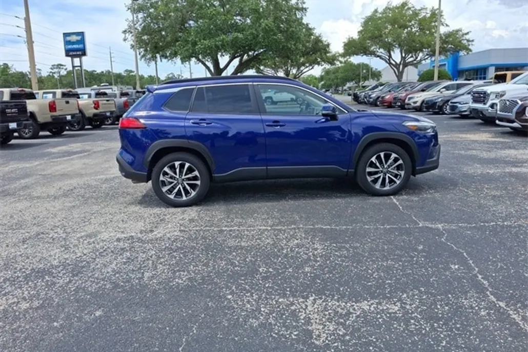2024 Toyota Corolla Cross XLE photo 1