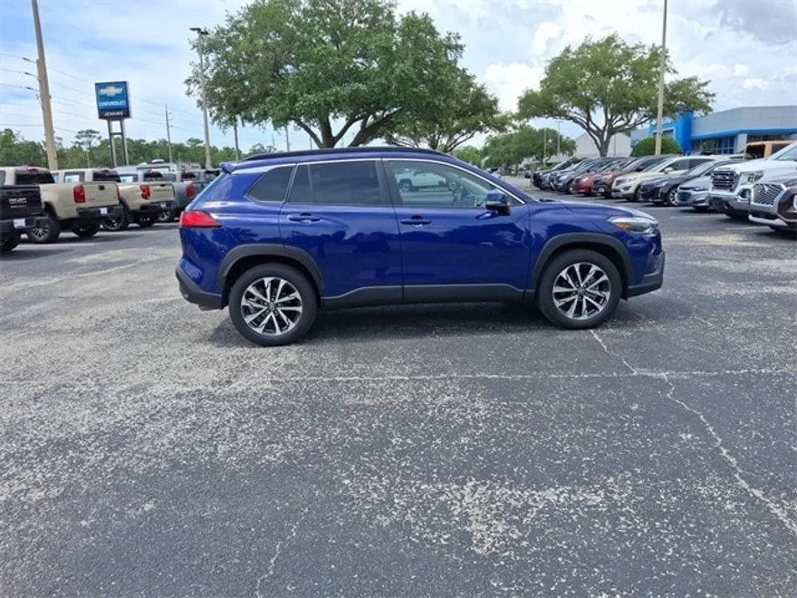 2024 Toyota Corolla Cross XLE photo 1