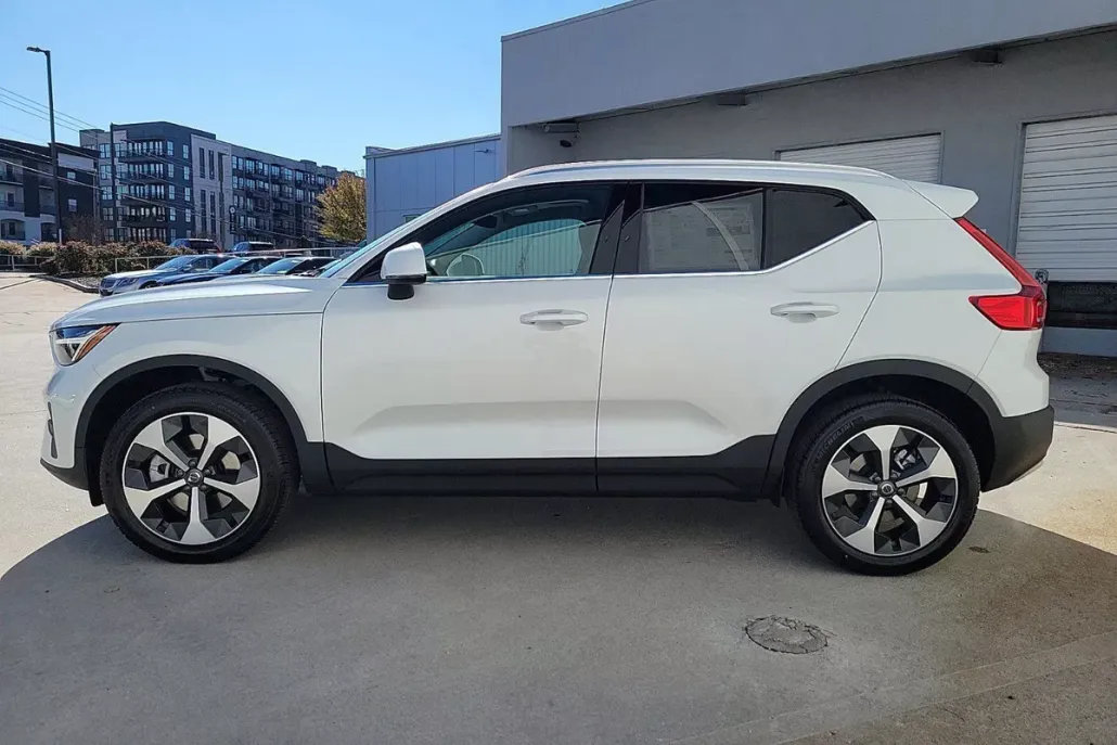 2025 Volvo XC40 Core photo 1