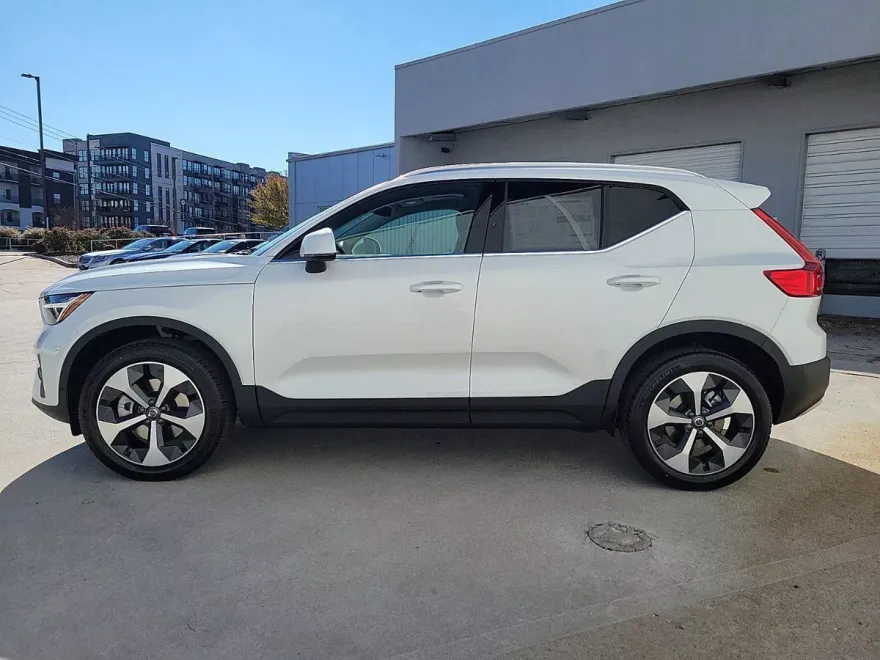 2025 Volvo XC40 Core photo 1