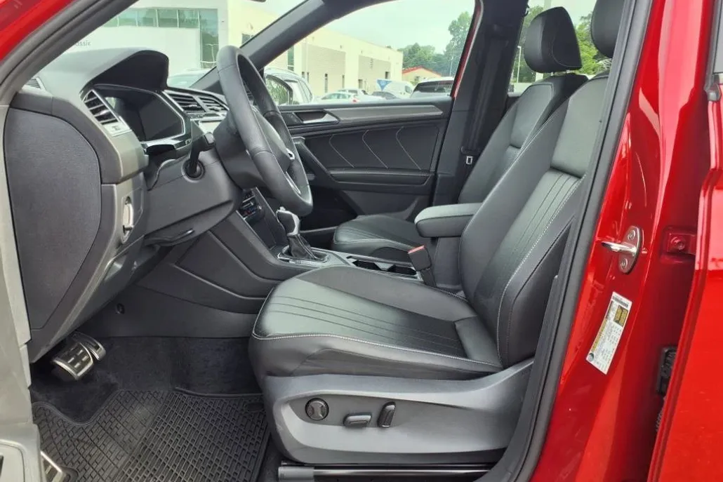 2024 Volkswagen Tiguan SE R-Line Black photo 1