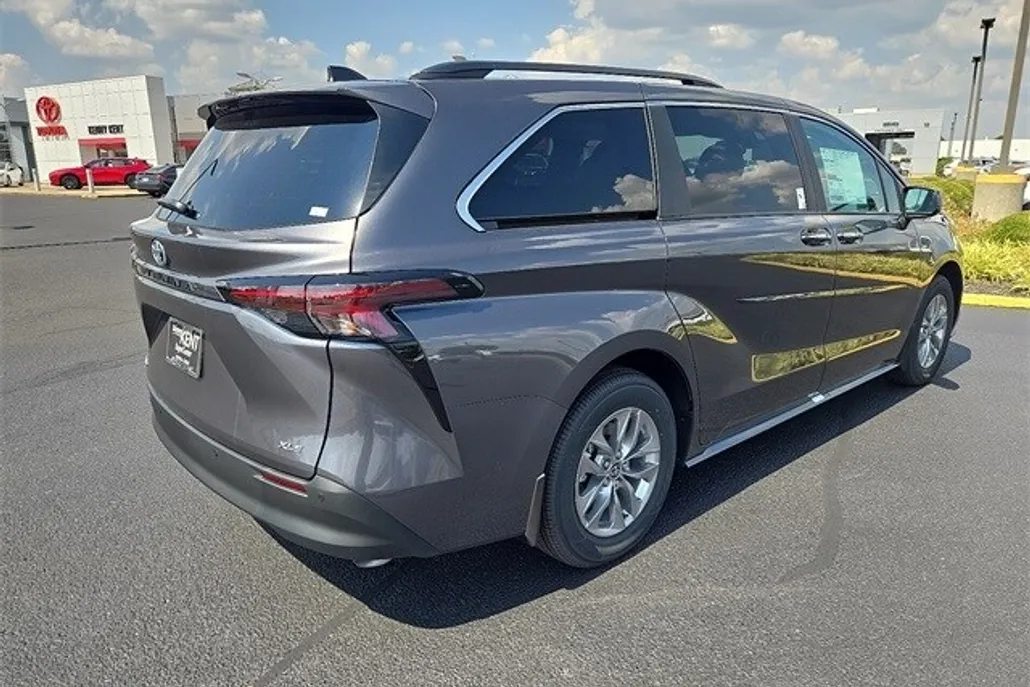 2025 Toyota Sienna XLE photo 1