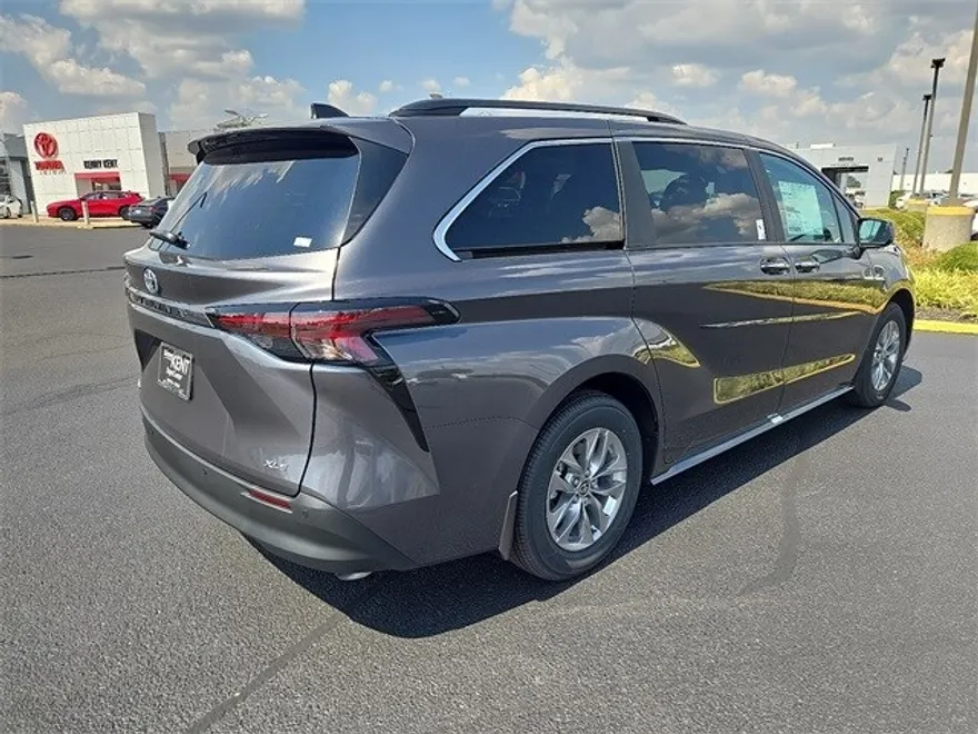 2025 Toyota Sienna XLE photo 1
