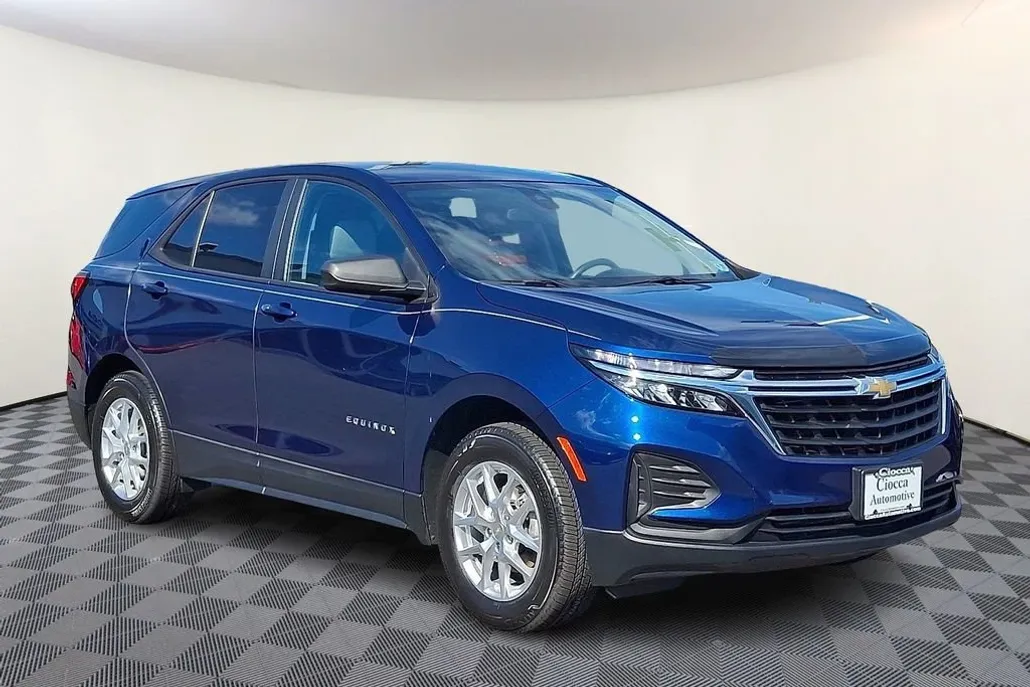 2022 Chevrolet Equinox LS photo 1