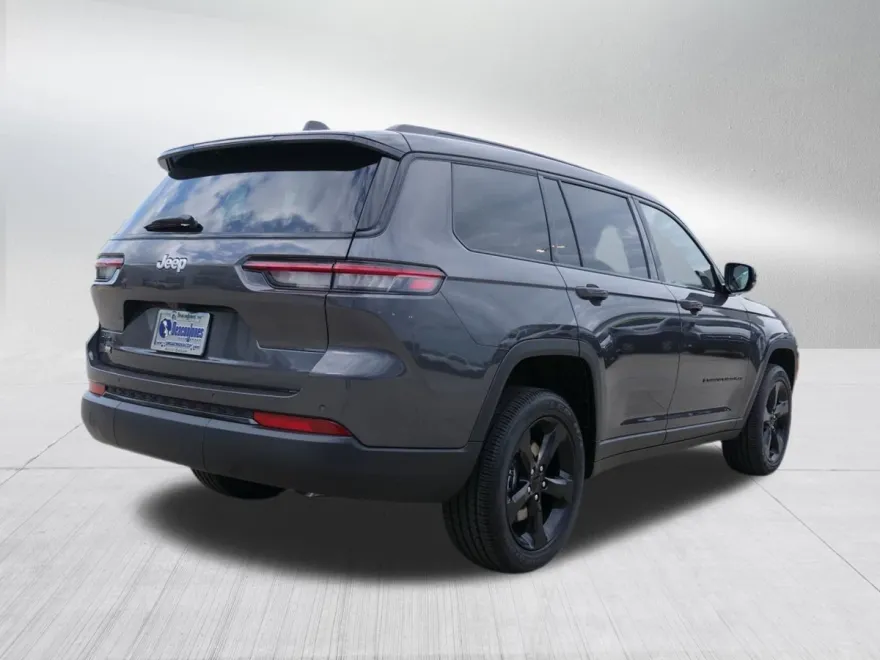 2025 Jeep Grand Cherokee Altitude photo 1