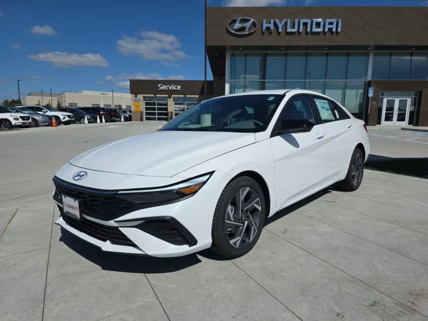 2025 Hyundai Elantra SEL Sport photo 1