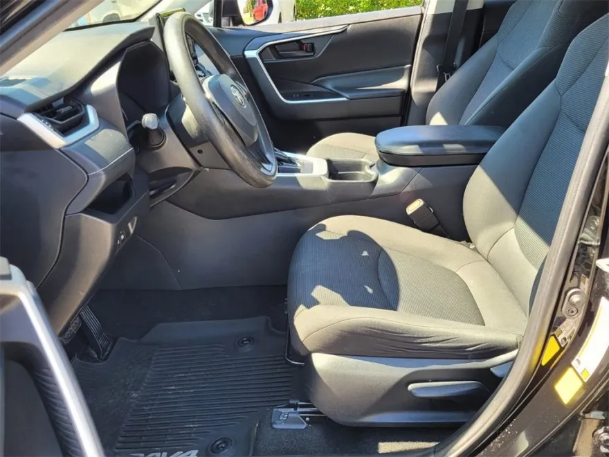 2021 Toyota RAV4 LE photo 1