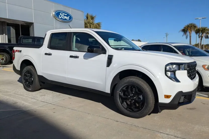 2025 Ford Maverick XLT photo 1