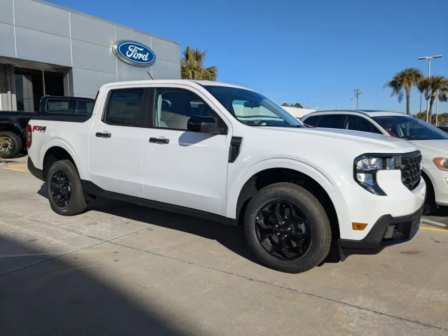 2025 Ford Maverick XLT photo 1