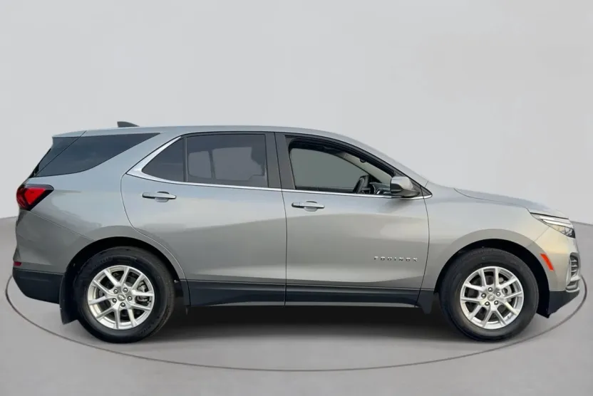 2023 Chevrolet Equinox LT photo 1