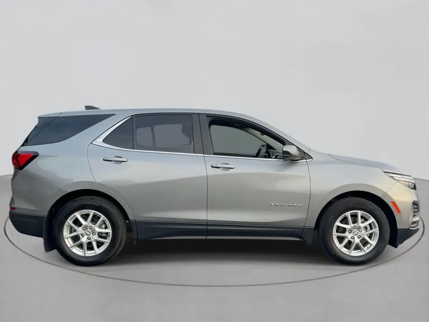 2023 Chevrolet Equinox LT photo 1