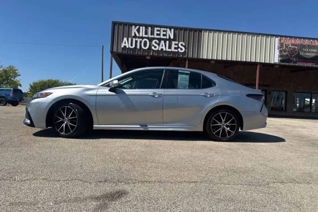 2023 Toyota Camry SE photo 1