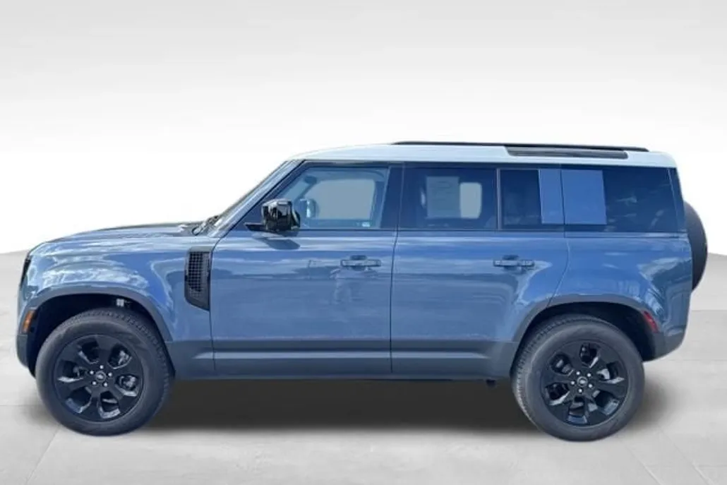 2025 Land Rover Defender 110 S photo 1