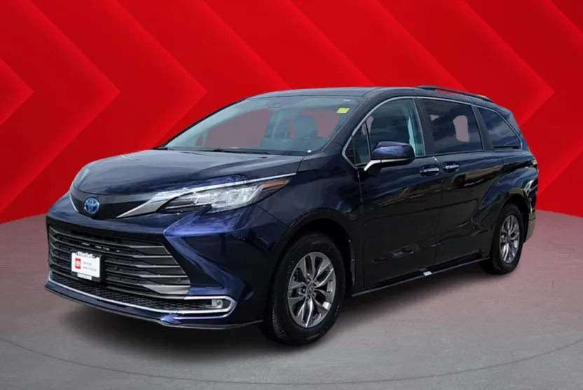 2023 Toyota Sienna XLE photo 1