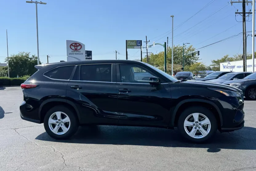 2023 Toyota Highlander Hybrid LE photo 1