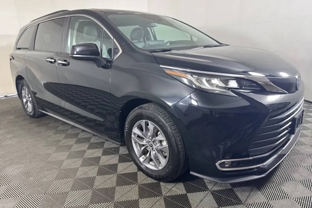 2023 Toyota Sienna XLE photo 1