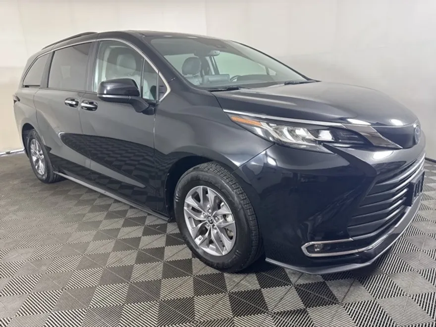 2023 Toyota Sienna XLE photo 1