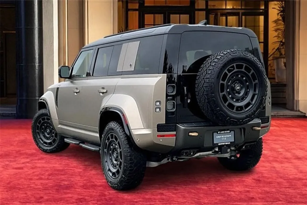 2025 Land Rover Defender 110 photo 1
