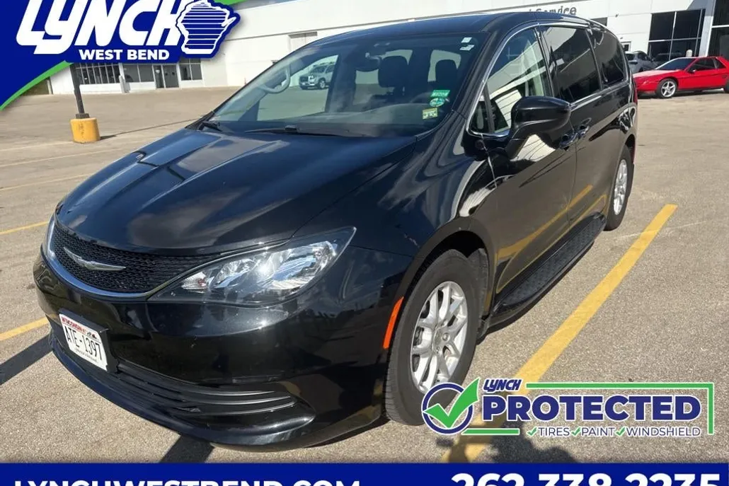 2017 Chrysler Pacifica Touring photo 1