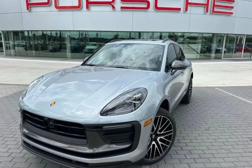 2025 Porsche Macan T photo 1