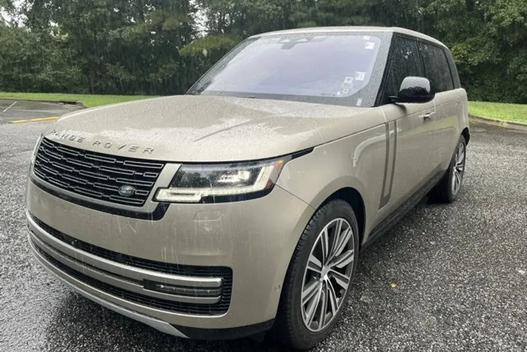 2023 Land Rover Range Rover SE photo 1