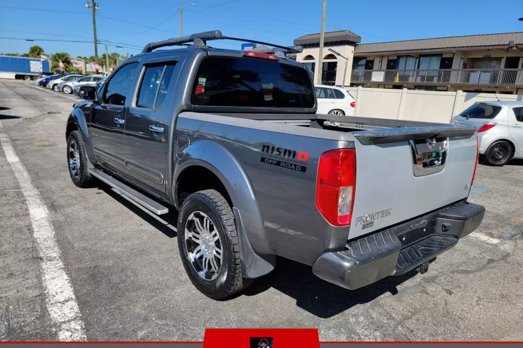 2007 Nissan Frontier Crew Cab LE photo 1