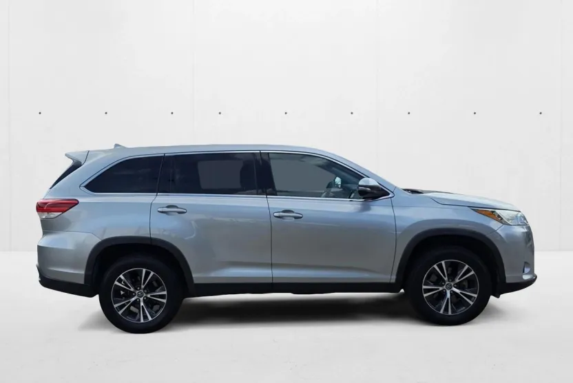 2019 Toyota Highlander LE Plus photo 1