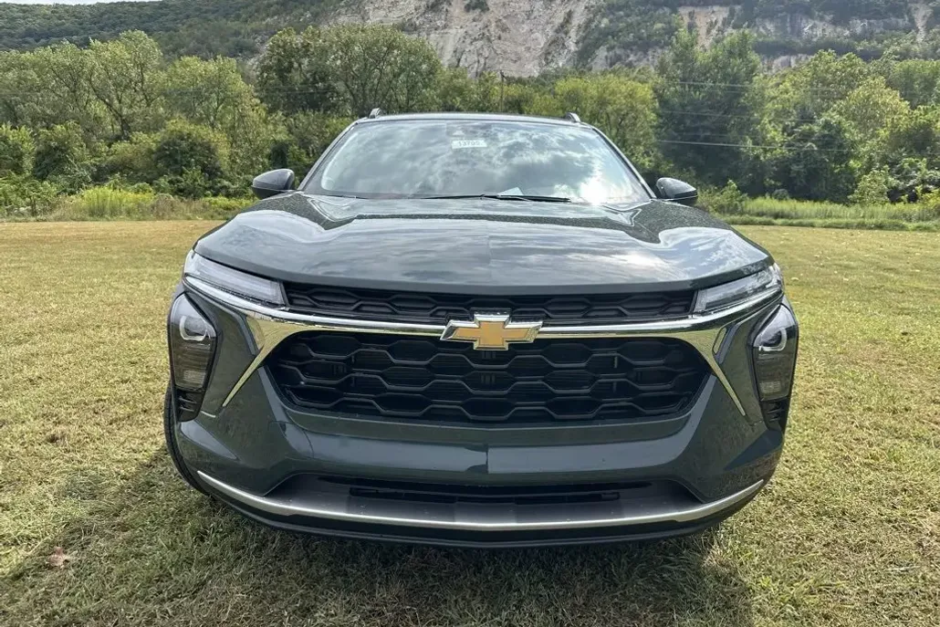 2025 Chevrolet Trax LT photo 1