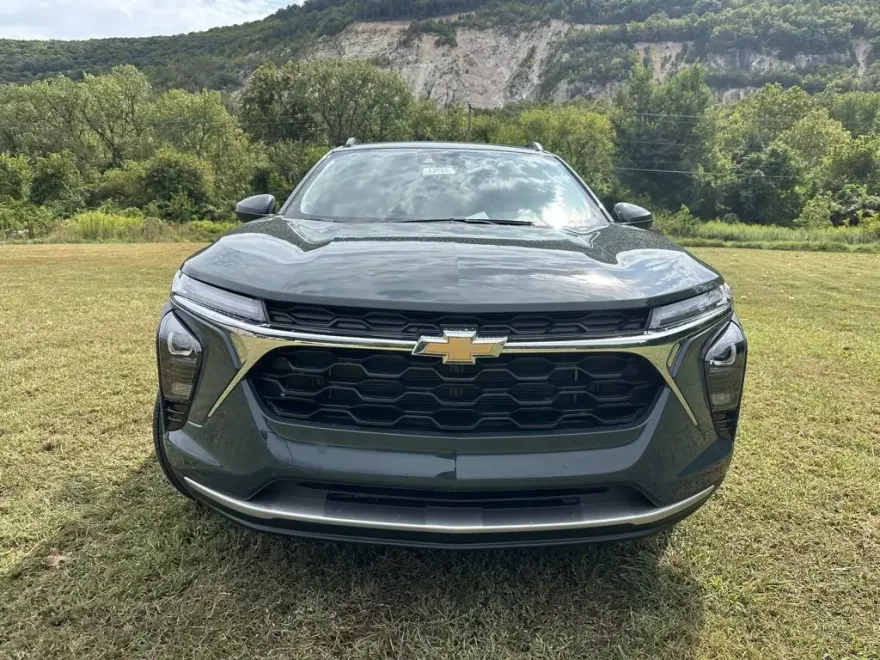 2025 Chevrolet Trax LT photo 1