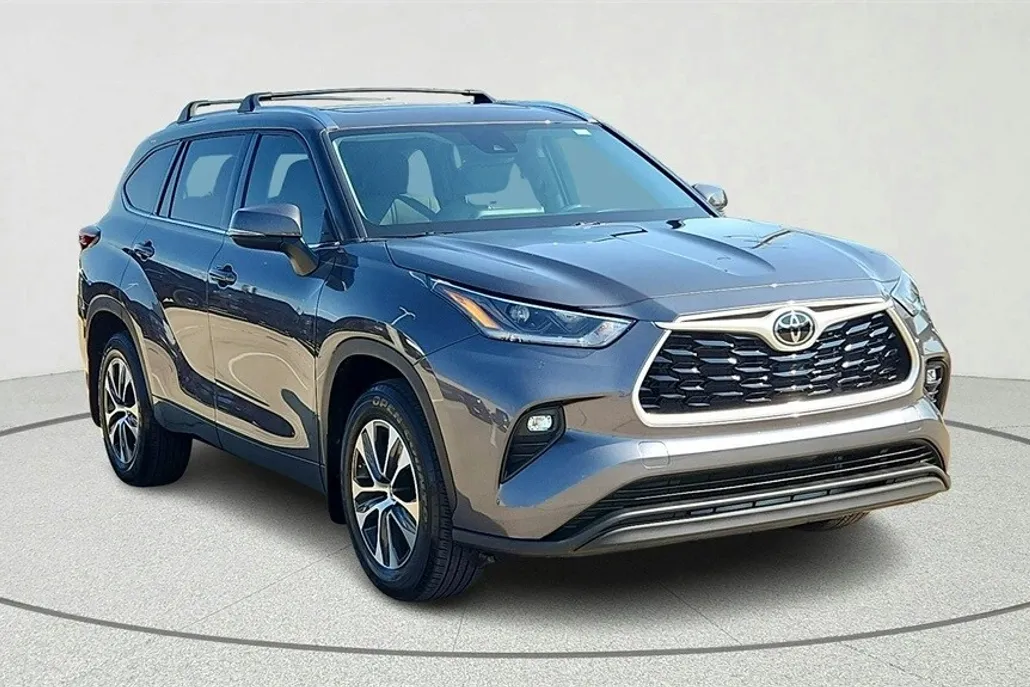 2021 Toyota Highlander XLE photo 1