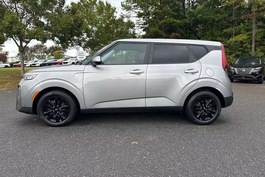 2022 Kia Soul LX photo 1