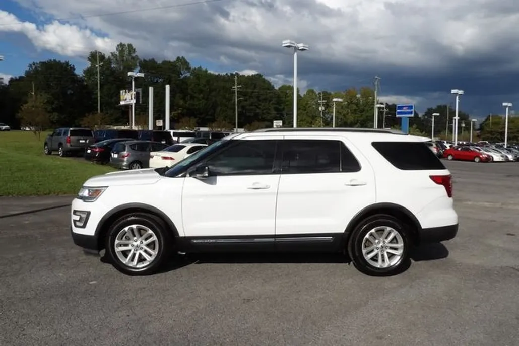 2017 Ford Explorer XLT photo 1