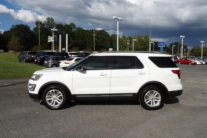 2017 Ford Explorer XLT photo 1