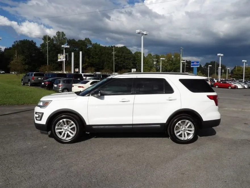 2017 Ford Explorer XLT photo 1