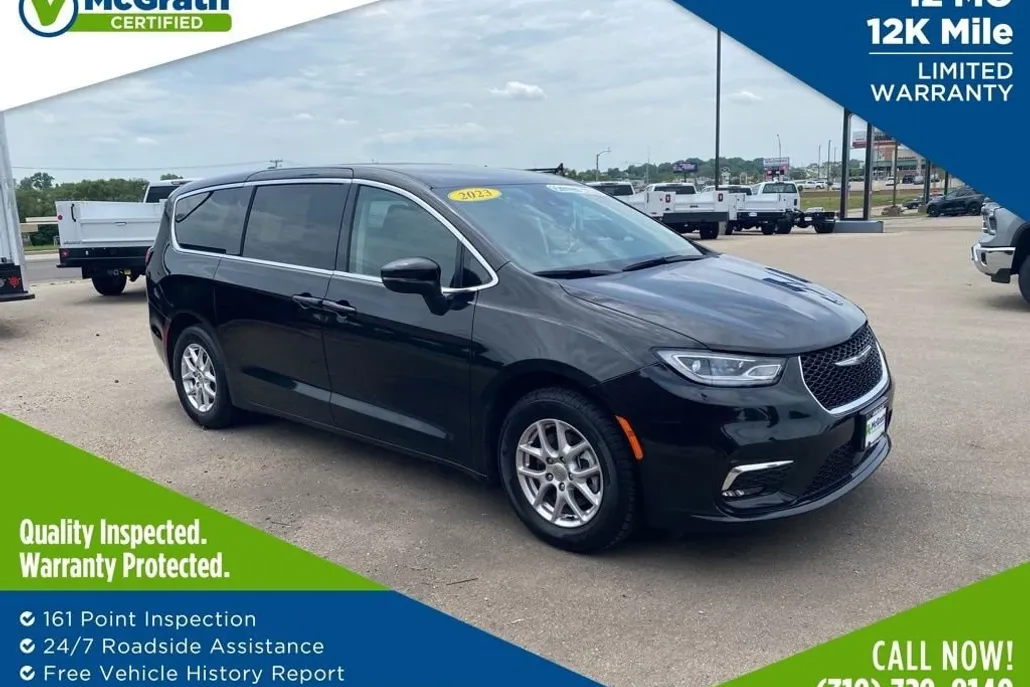 2023 Chrysler Pacifica Touring L photo 1