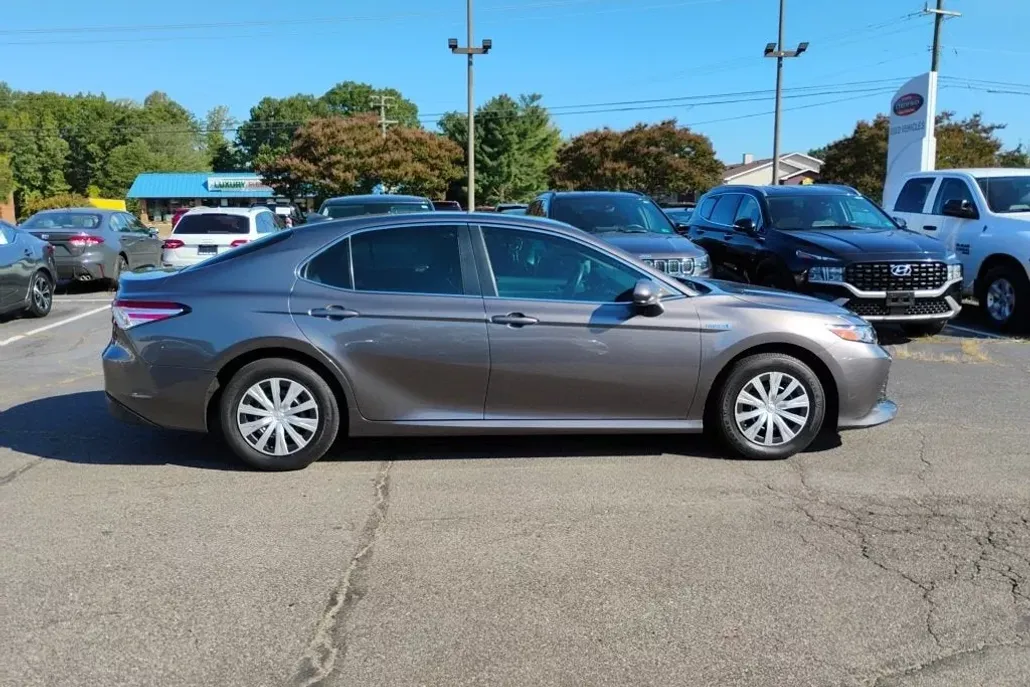2020 Toyota Camry Hybrid LE photo 1