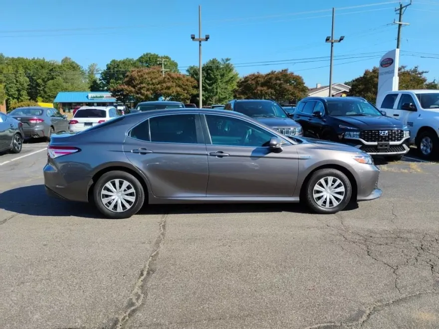 2020 Toyota Camry Hybrid LE photo 1