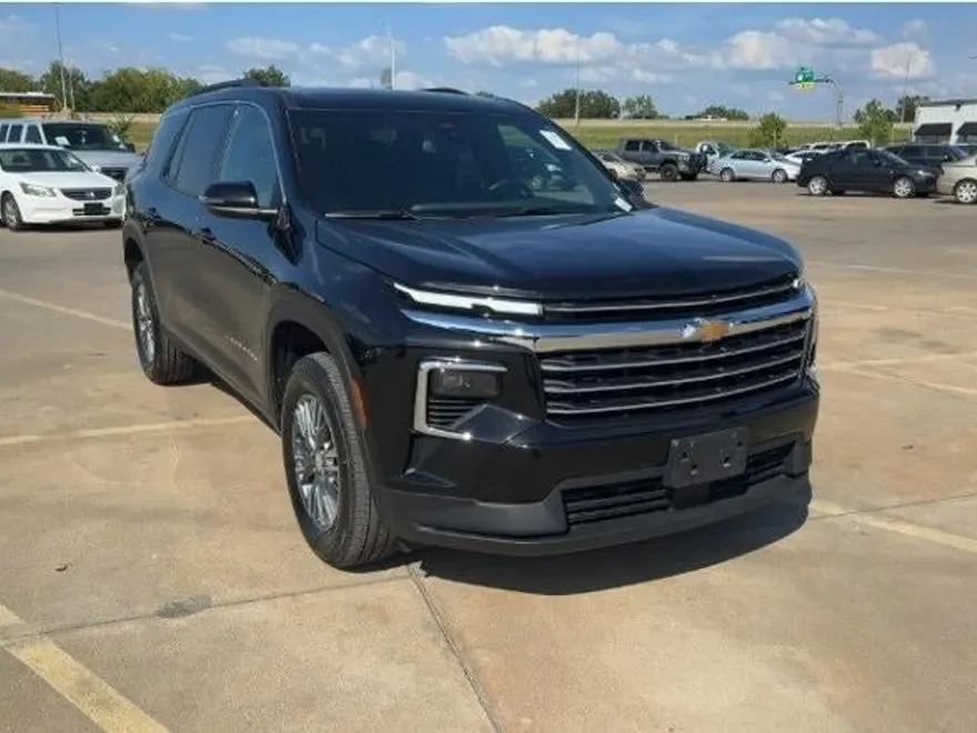 2025 Chevrolet Traverse 2LT photo 1