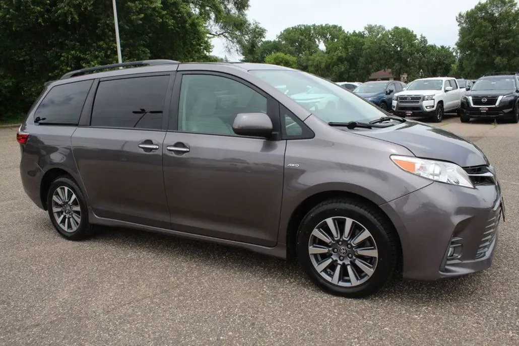 2020 Toyota Sienna XLE photo 1