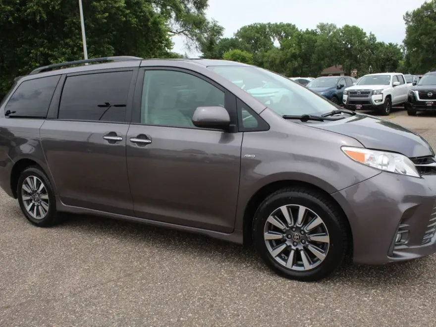 2020 Toyota Sienna XLE photo 1