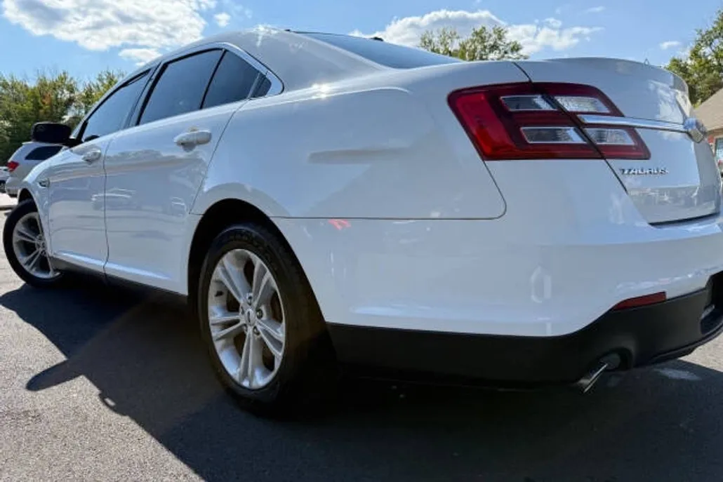 2017 Ford Taurus SE photo 1