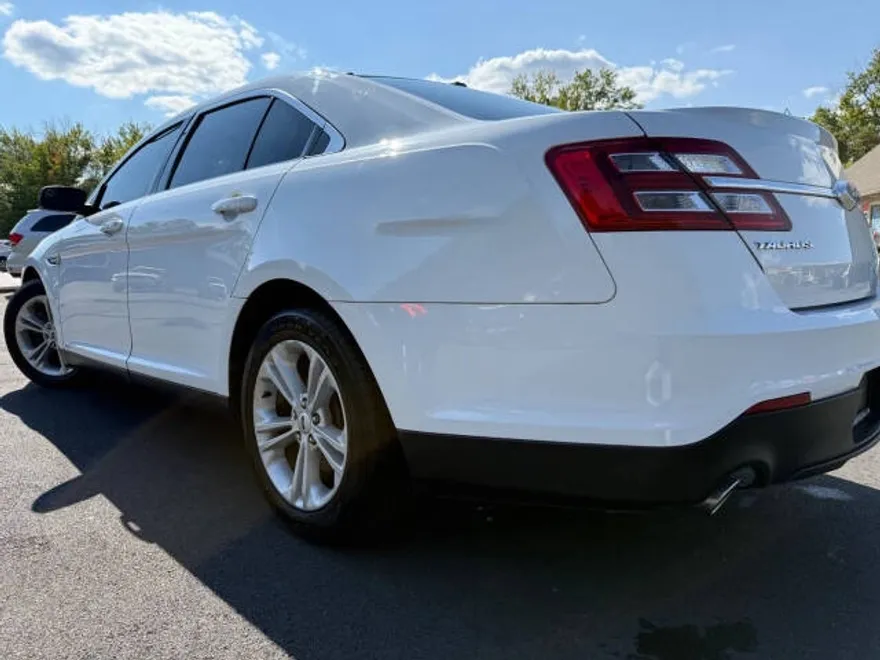 2017 Ford Taurus SE photo 1